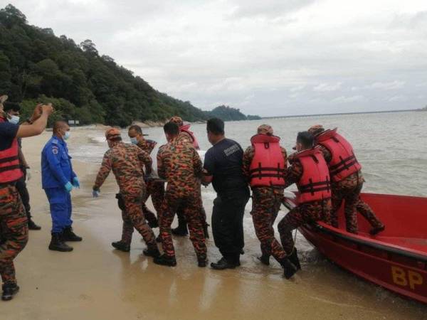 Mayat mangsa dibawa anggota bomba selepas ditemukan terapung di perairan Pulau Pangkor pada Rabu sebelum diserahkan kepada pihak polis.