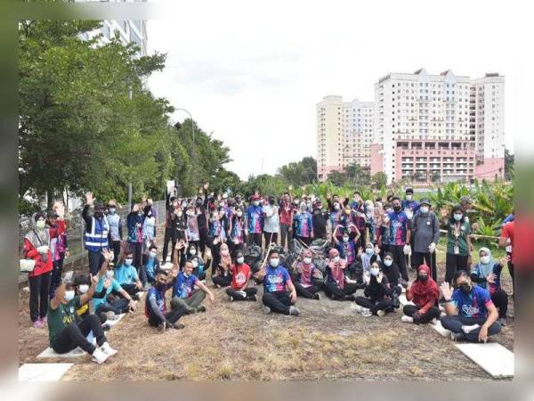 Sukarelawan merakamkan gambar bersama tetamu kehormat yang hadir sewaktu pelancaran Program MSU Sungai Damansara National River Trail Project baru-baru ini.