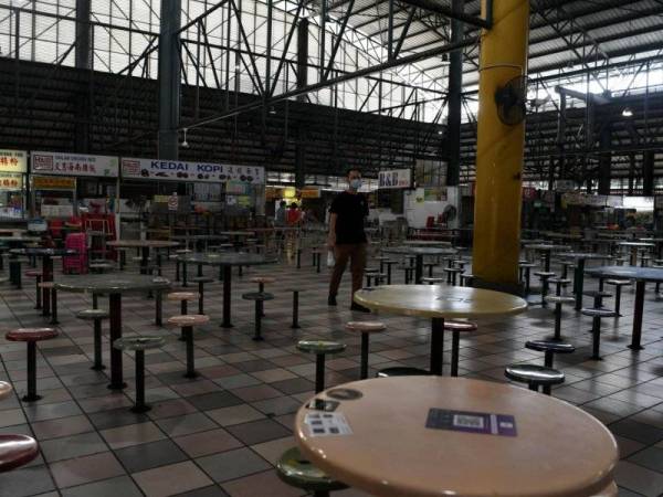 Medan selera di Bayan Baru, Pulau Pinang kelihatan kosong berikutan PKP 2.0 di enam negeri bermula Rabu sehingga 26 Januari ini ekoran peningkatan kes Covid-19. -Foto Bernama