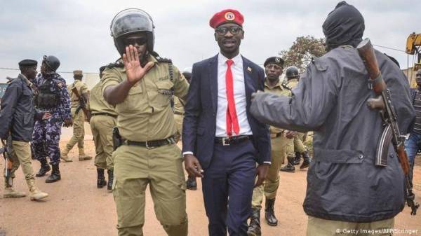 Seorang bekas penyanyi terkenal Afrika Timur, Bobi Wine (dua dari kiri) akan mencabar Presiden Uganda, Yoweri Museveni pada pilihan raya Presiden negara itu. - Foto AFP