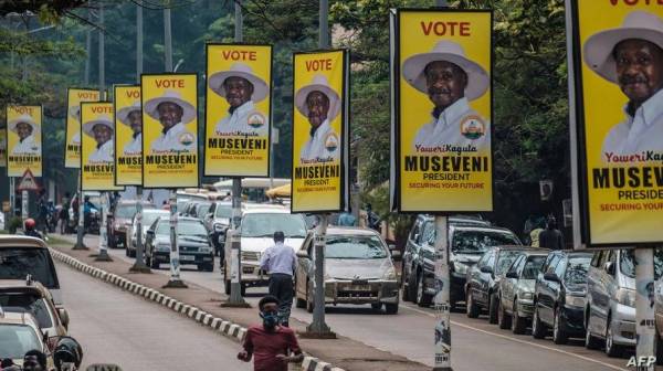 Poster Presiden Uganda, Yoweri Museveni memenuhi sebatang jalan raya di Kampala pada 4 Januari lalu. - Foto AFP