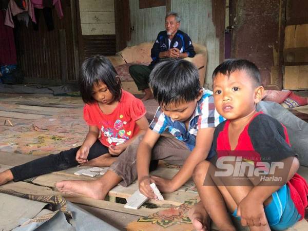 Lantai berlubang jadi tempat permainan.