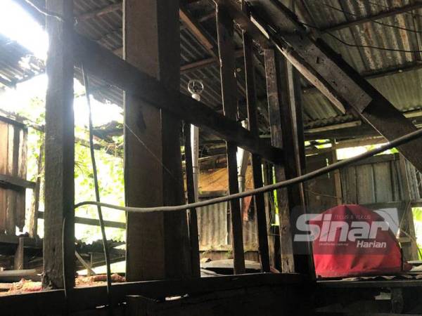 Bahagian atas rumah ini berlubang dan tidak berdinding selain tidak boleh digunakan kerana dibimbangi runtuh apabila dipijak.