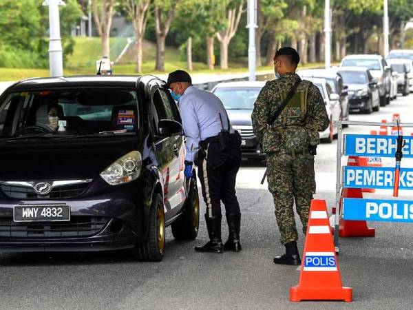 Anggota polis dan tentera akan mengambil tindakan tegas terhadap individu yang tidak mematuhi prosedur operasi standard (SOP) susulan pelaksanaan semula PKP- Foto Bernama