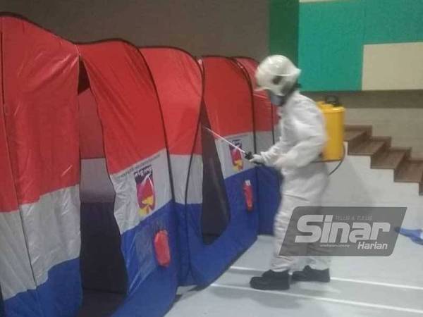 Proses sanitasi dilakukan pihak bomba selepas PPS di Dewan Muafakat Kampung Cahaya Baru, Masai, Pasir Gudang ditutup pada Rabu dan semua mangsa banjir dibenarkan pulang ke kediaman masing-masing.