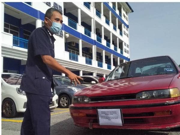 Adzli menunjukkan sebuah kereta jenis Honda Accord yang disyaki dicuri bagi menjalankan kegiatan jenayah.