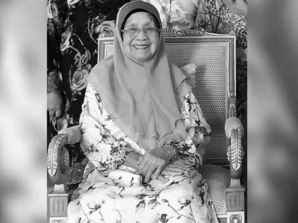 Jenazah ibu Menteri Kanan Kerja Raya, Datuk Seri Fadillah Yusof, Dayang Rosnah Abang Madeli, selamat dikebumikan di Tanah Perkuburan Islam Semariang, Petra Jaya, di sini pada 11.45 pagi hari ini. - Foto Facebook Fadillah Yusof