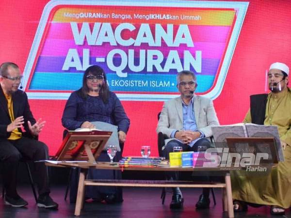 Dari kiri: Fazrul bersama Sarah (dua dari kiri), Mohd Daud (dua dari kanan) dan Ustaz Ahmar Tirmizi (kanan) semasa program Wacana Al-Quran siri ke-63 bertajuk ‘Kerajaan netizen: Boleh percayakah? yang disiarkan secara langsung di Studio F, Kumpulan Karangkraf pada Rabu. FOTO SINAR HARIAN: ASRIL ASWANDI SHUKOR