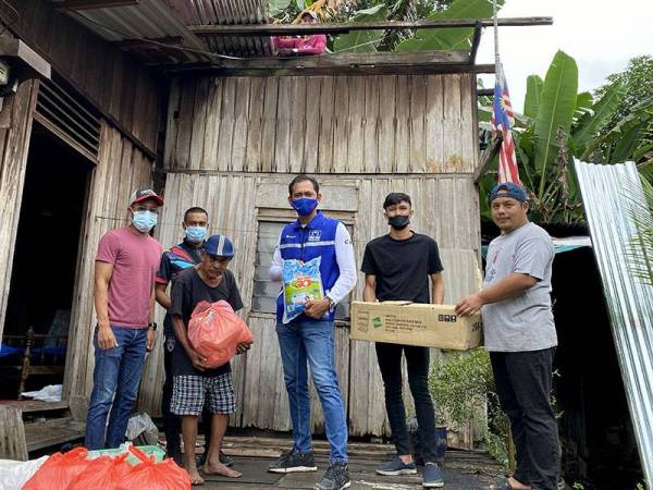 Sidek (dua dari kiri) menerima sumbangan selain kediamannya turut dibaikpulih oleh Pertubuhan Belia Maju Bersatu- Foto Bernama
