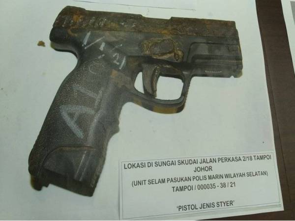Sepucuk pistol separa automatik yang ditemui di dalam Sungai Skudai.