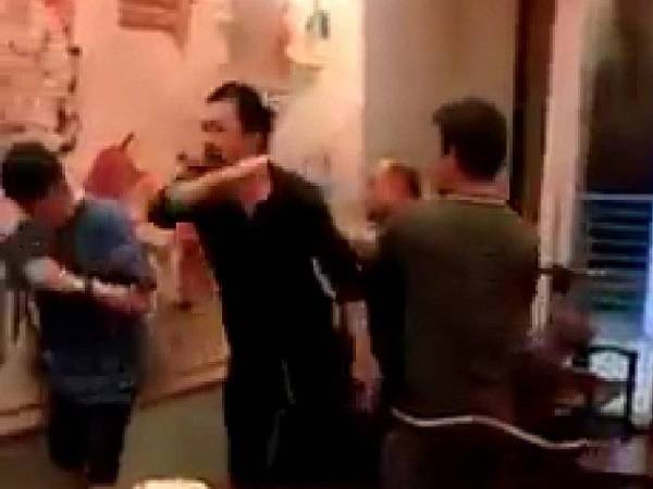 Rakaman mangsa dipukul di sebuah restoran tular di media sosial.