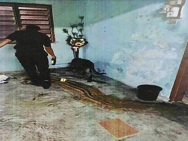 Polis menemukan kesan darah di rumah suspek pertama di rumah pangsa Batu Berendam.