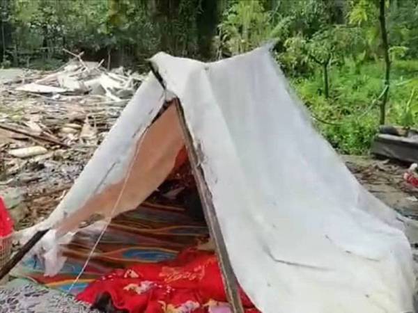 Tempat penduduk tidur pada malam pertama perobohan.