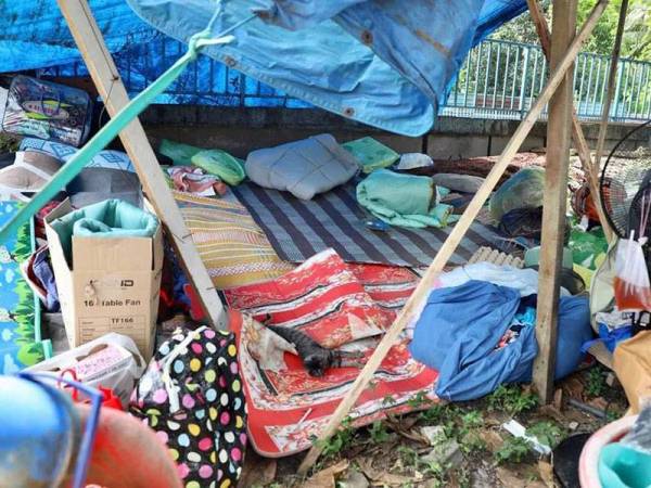 Penduduk mendirikan khemah berteduh pada malam pertama perobohan.