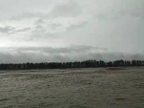 Lokasi bot tunda yang karam di perairan Kuala Kinabatangan Besar pada Khamis.