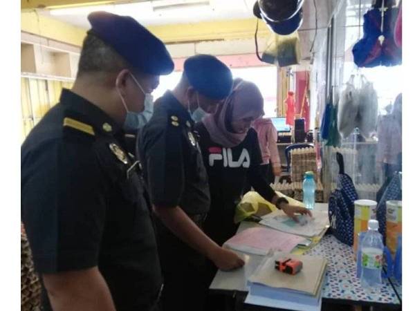 KPDNHEP Tanah Merah memeriksa dokumen berkaitan semasa rampasan dilakukan di premis perniagaan di Jalan Jedok di Tanah Merah pada Khamis.
