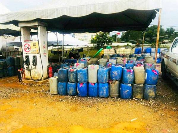 KPDNHEP Kelantan menyita 36,000 liter minyak petrol dalam serbuan di Lubok Jong, Rantau Panjang.