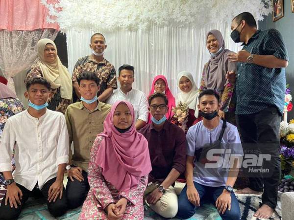 Nurul Izatul (tiga dari kanan) bersama suami dan ahli keluarga kedua-dua belah pihak sewaktu majlis pertunangan pada Disember lalu.