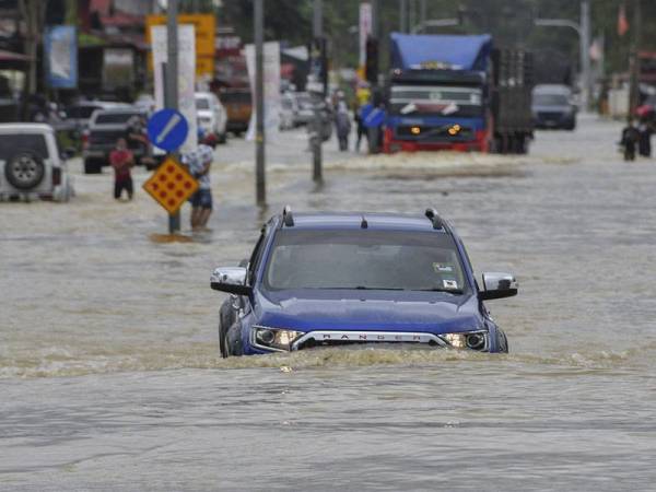 Banjir yang melanda Kelantan sejak 4 Januari lalu pulih sepenuhnya selepas pusat pemindahan sementara (PPS) terakhir di jajahan Pasir Mas ditutup petang tadi. - Foto fail Bernama