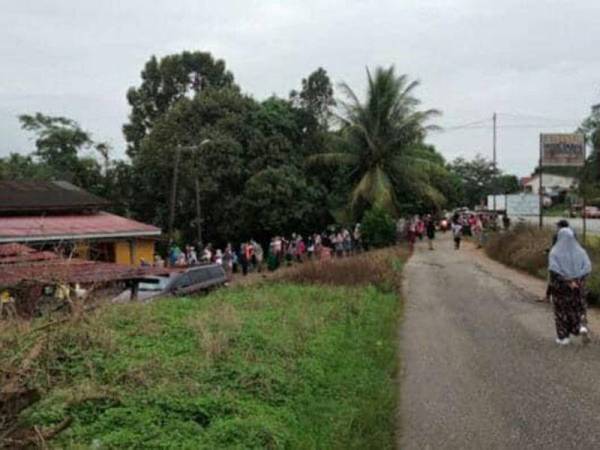 Gambar yang tular di Facebook dan dikongsi pelbagai pihak menunjukkan penduduk kampung beratur untuk menjalani ujian saringan Covid-19.