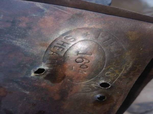 Kepingan logam yang ditemui pada kapal tersebut yang tertera tulisan Vivian & Sons 16 Oz.