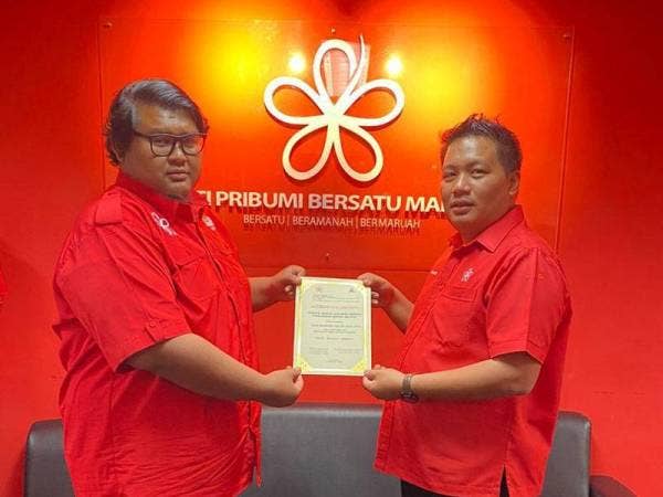 Megat Faris (kiri) semasa menerima surat lantikan daripada Ketua Biro NGO dan Belia Armada Nasional, Abqaree Fawwaz Abekan, pada Khamis.