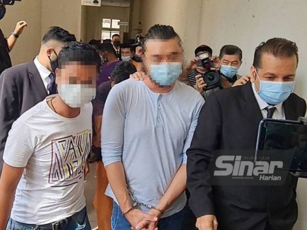 Dua lelaki (dua dari kiri) termasuk seorang Datuk yang tular dalam insiden pergaduhan di sebuah restoran di Tropicana Avenue Selasa lalu, ditahan reman di Mahkamah Majistret di sini selama dua hari bermula hari ini.