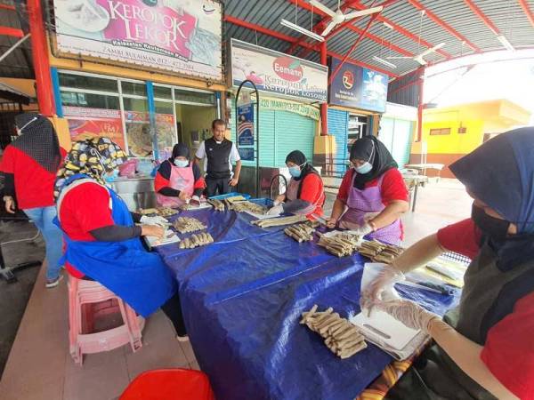 Pekerja Pauh Lekor sedang menyiapkan tempahan.