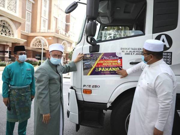 Pelancaran Misi Bantuan JAWI Food Bank ke Pahang telah disempurnakan oleh Menteri di Jabatan Perdana Menteri (Hal Ehwal Agama), Senator Datuk Seri Dr Zulkifli Mohamad Al-Bakri (dua dari kiri) di Lobi Blok A, Kompleks Islam Putrajaya pada Jumaat.
