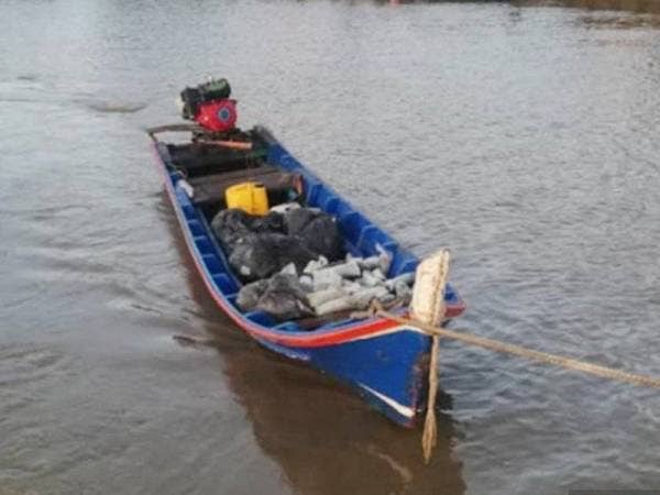 Bot kayu membawa bungkusan plastik hitam mengandungi daun ketum dipercayai cuba diseludup keluar ke negara jiran. - Foto Bernama