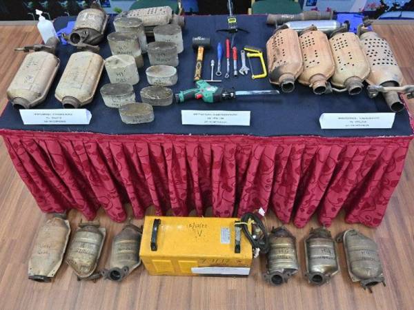 Sebahagian ekzos dan peralatan yang digunakan untuk mencuri oleh kumpulan terbabit.