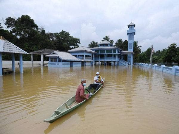 Penduduk Kampung Aceh, Pekan, Mohd Rashik Ujang, 57, dan Mohamad Naziri Razali, 48, mendayung sampan ketika meninggalkan pekarangan masjid selepas menunaikan solat Jumaat ketika tinjauan hari ini.
- Foto Bernama