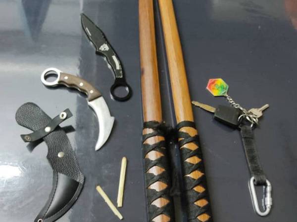 Antara barangan yang dirampas daripada dua lelaki di tepi Jalan Persiaran Tropicana, Damansara di sini Khamis.