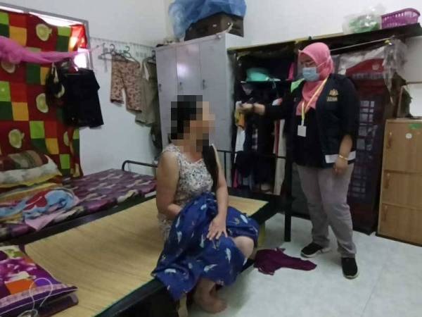 Keadaan asrama pekerja asing wanita yang tidak disediakan kemudahan tilam dalam operasi di sebuah penginapan asrama pekerja asing di Kampung Acheh, Sitiawan pada Jumaat.