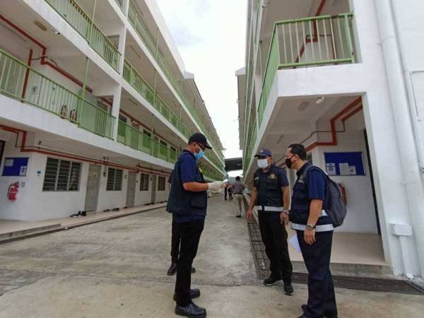 Keadaan salah satu blok asrama penginapan pekerja asing yang dikesan tidak mempunyai surat perakuan penginapan daripada JTK.