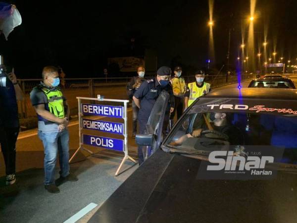 Shafien ketika memantau SJR di Pasir Pekan, Kota Bharu awal pagi Sabtu.