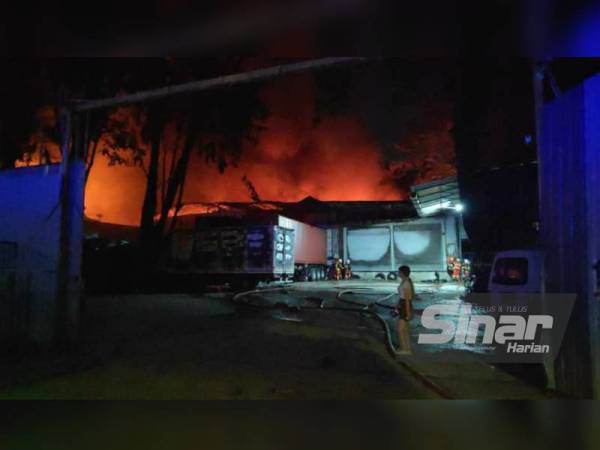 Dua buah gudang terbakar dalam kejadian di Jalan Genpita 7, Taman Salak Selatan, Kuala Lumpur awal pagi Sabtu.