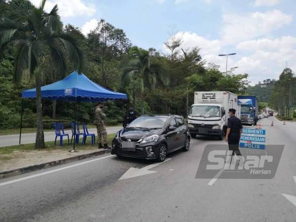Polis Sepang melaksanakan lapan sekatan jalan raya di sekitar daerah itu dalam usaha mengekang wabak Covid-19.