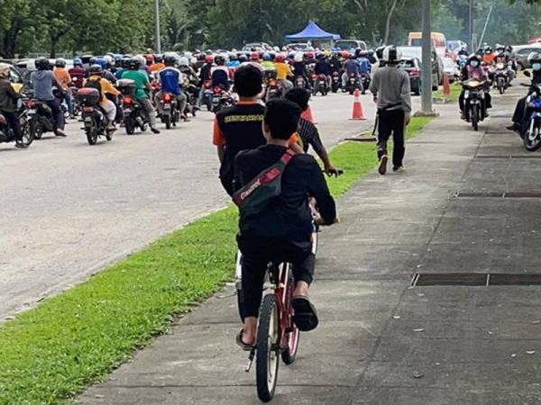 Orang ramai yang hadir untuk mendapatkan ayam secara percuma di Presint 9 pada Khamis lalu.