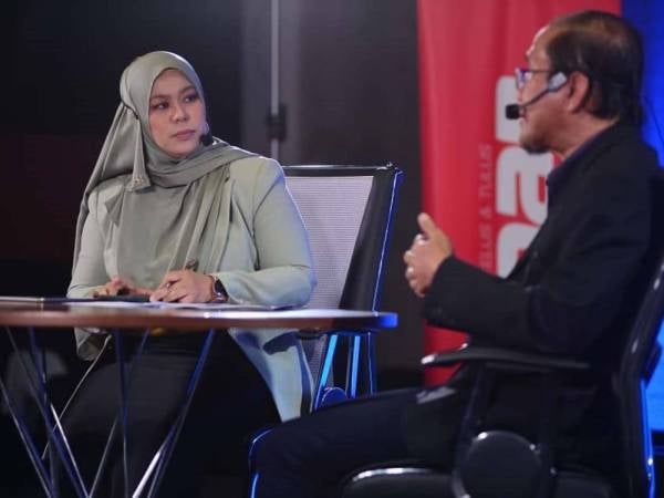 Ketika mengendalikan siaran langsung Sinar Live di Studio F, Sinar Harian.