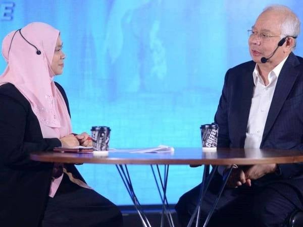 Antara kenamaan yang menjadi tetamu Haslina dalam program Sinar Live adalah bekas Perdana Menteri, Datuk Seri Najib Tun Razak.