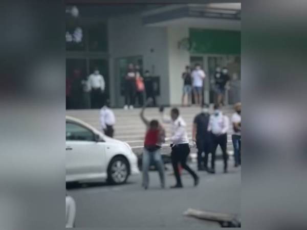 Video pergaduhan melibatkan enam pengawal keselamatan dengan lelaki tempatan yang tular di laman sosial Facebook.