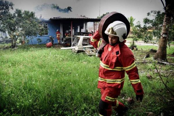 Kelihatan anggota Jabatan Bomba dan Penyelamat Malaysia (JBPM) Wilayah Persekutuan Labuan bertugas di tempat kejadian kebakaran.