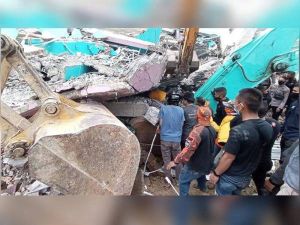 Operasi SAR giat dijalankan untuk mengeluarkan mangsa yang dipercayai masih terperangkap di bawah runtuhan bangunan di Mamuju. - Foto: Agensi