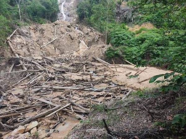 Keadaan terkini kawasan Air Terjun Tanjung Batu yang didakwa kesan penggondolan hutan bagi aktiviti kuari.