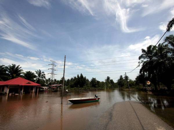 Situasi banjir di Kampung Semangat, Kuantan sejak seminggu lalu beransur surut setelah tiada lagi limpahan air sungai Pahang dan keadaan cuaca cerah semasa tinjauan fotoBernama pada Sabtu. - Foto Bernama