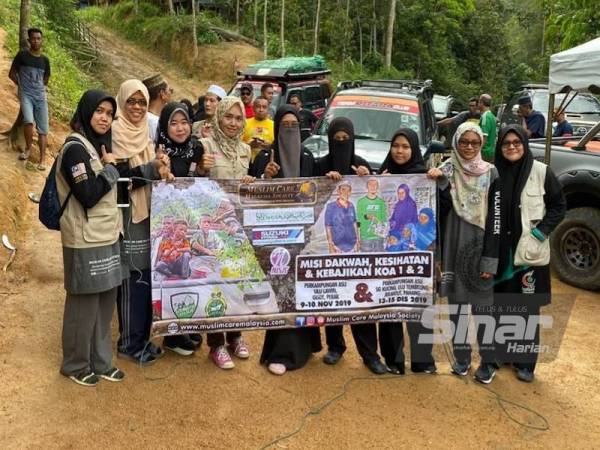 Sebahagian sukarelawan yang turun padang bagi membantu masyarakat orang asli yang tinggal di kawasan pedalaman.