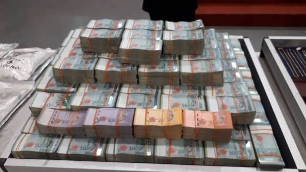 Antara wang tunai berjumlah RM5.854 juta dirampas dalam tiga serbuan di sekitar Mount Austin dan Setia Indah, Johor Bahru menerusi operasi yang dilakukan pada 14 hingga 15 Januari.