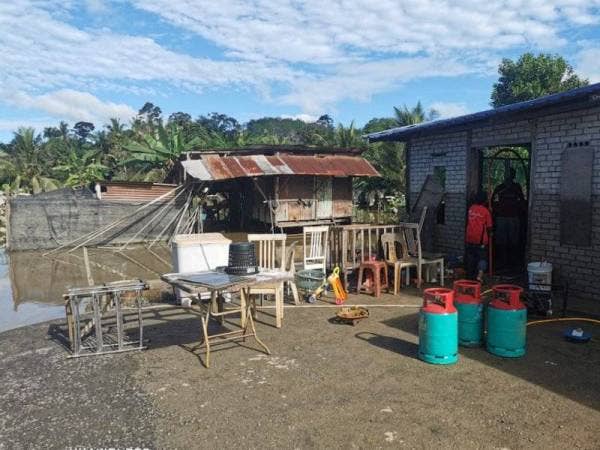 Mangsa banjir di Kampung Seremin, Segamat membersihkan kediaman mereka daripada tanah dan lumpur selain menjemur perkakas rumah selepas banjir surut.