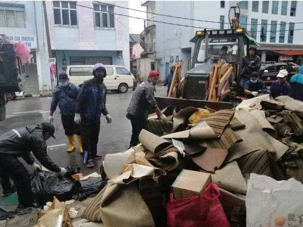 Beberapa pihak berkuasa tempatan (PBT) membantu Majlis Daerah Kota Tinggi membersihkan pusat bandar Kota Tinggi selepas banjir dua kali melanda.